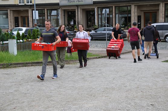 Kisten schleppen zum B&uuml;cherrettungsflohmarkt (Foto: Frank Tuschy)