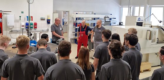 Neue Azubis bei FEUER Powertrain (Foto: FEUER Powertrain) Neue Azubis bei FEUER Powertrain (Foto: FEUER Powertrain)