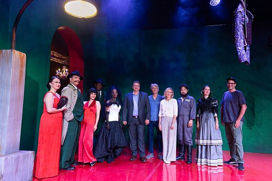 v.l.: Funda Asena Aktop (Merc&eacute;d&egrave;s), Thomas Kohl (Zuniga), Yuval Oren (Frasquita), Marvin Scott (Remendado), Rina Hirayama (Carmen), Thomas Seeber (Vorstandvorsitzender der Kreissparkasse), Daniel Klajner (Intendant TN LOS!), Sandra Hoyer (Gruppenleiterin Vorstandsstab), Kyounghan Seo (Don Jos&eacute;), Julia Ermakova (Mica&euml;la), Benjamin Prins (Operndirektor TN LOS!, Regisseur von &raquo;Carmen&laquo;) (Foto: Tim M&uuml;ller)