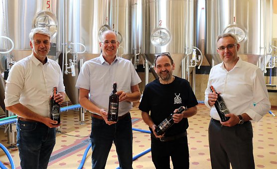 Feuchtfröhlicher Termin in Sopheinhof (Foto: J.Piper) Feuchtfröhlicher Termin in Sopheinhof (Foto: J.Piper)