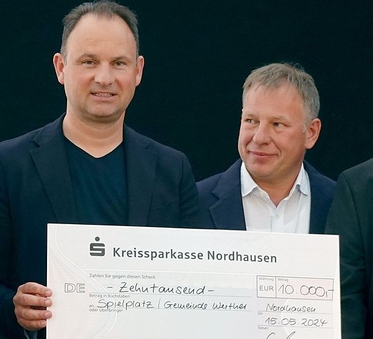 Zur Er&ouml;ffnung des Autohofes Mitte Mai wurde der Spendenscheck durch Andreas Peter und Silvio Wagner &uuml;bergeben. (Foto: nnz)