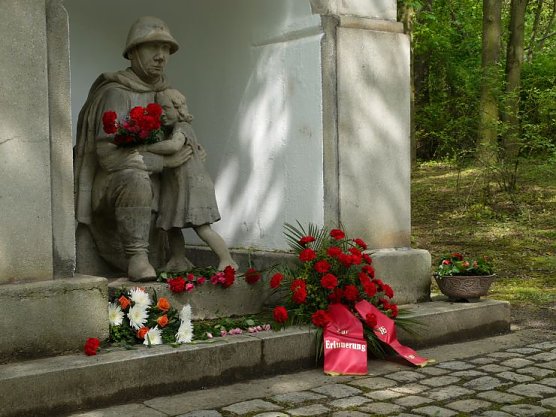 Blumen am Grab des unbekannten Soldaten (Foto: Angelo Glashagel)