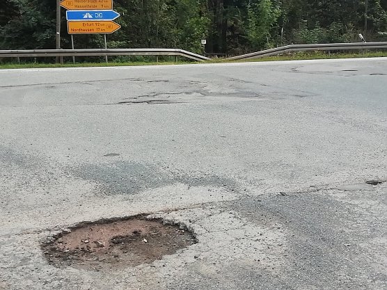 Schlagloch auf der Abfahrt von den B81 (Foto: W. J&ouml;rgens)