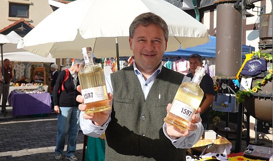 Thomas M&uuml;ller pr&auml;sentiert die beiden limitierten Obstbr&auml;nde der nnz (Foto: nnz)