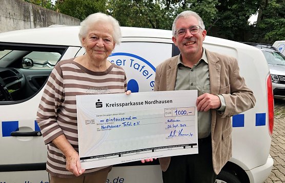 Superintendent Andreas Schwarze &uuml;bergab die Spende an Tafel Chefin Helga Rathnau (Foto: Evangelischer Kirchenkreis S&uuml;dharz)