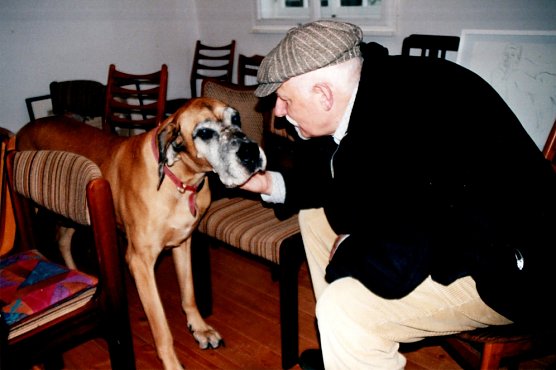 Gerd Mackensen und seine Dogge im Salong Musenbundt mit den Sammelst&uuml;hlen 2008, Foto H. Kneffel (Foto: Heidelore Kneffel)