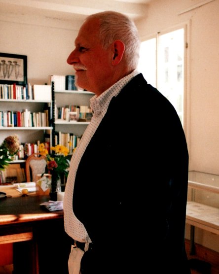 Gerd Mackensen in der Bibliothek der Dichterinnen und Dichter 2008 im Geburtshaus S. Ks. in Limlingerode (Foto: Heidelore Kneffel)