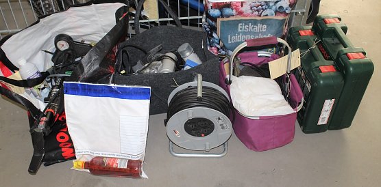 Aufgefundene Diebesbeute (Foto: Polizei) Aufgefundene Diebesbeute (Foto: Polizei)