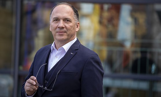 Der Journalist Mirko Kr&uuml;ger kommt in die Traditionsbrennerei (Foto: Kristin D&ouml;pel-Rabe)