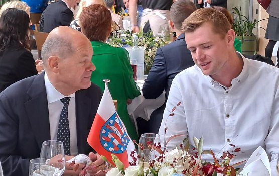 Kleine Fachsimpelei mit dem Bundeskanzler: Felix Loup im Gespr&auml;ch mit Olaf Scholz (Foto: nnz/F.Loup)