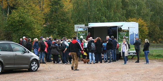 Kranichwanderung am Stausee (Foto: Ulrich Reinboth) Kranichwanderung am Stausee (Foto: Ulrich Reinboth)