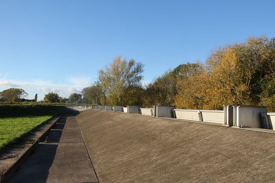 Wird eine bestimmte Pegelh&ouml;he erreicht, &ouml;ffnen sich die Klappen des Sundh&auml;user Wehres automatisch. Den Grenzwert erreichte man zu Weihnachten nicht ganz, Probleme mit dem Wasser bekamen die Sundh&auml;user an anderer Stelle (Foto: agl)