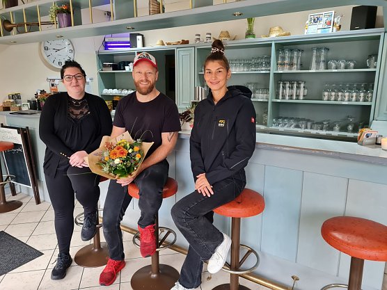 Jessica G&ouml;rner-K&uuml;hne (links) und Holger Gerlach sind die neuen Betreiber von Schenkes St&uuml;bchen. Sarah Krug von der SWG begr&uuml;&szlig;te die neuen Mieter. (Foto: SWG Nordhausen/S. Schedwill)