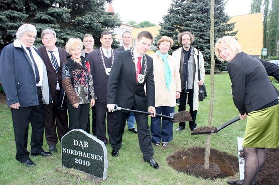 Die Bürgermeister der beiden Partnerstädte pflanzen eine Eiche (Foto: Patrick Grabe) Die Bürgermeister der beiden Partnerstädte pflanzen eine Eiche (Foto: Patrick Grabe)