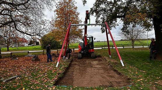 Die G&ouml;rsbacher Kirmesburschen waren heute schon auf dem Spielplatz im Einsatz  (Foto: S.John)