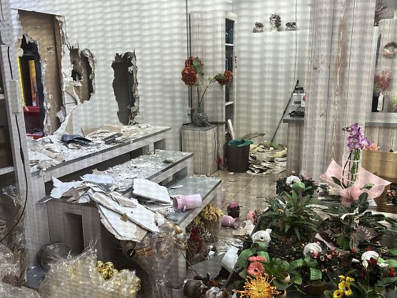 Vom Floristen aus versuchten die Einbrecher in den Tabakwarenladen zu gelangen (Foto: S. Dietzel) Vom Floristen aus versuchten die Einbrecher in den Tabakwarenladen zu gelangen (Foto: S. Dietzel)