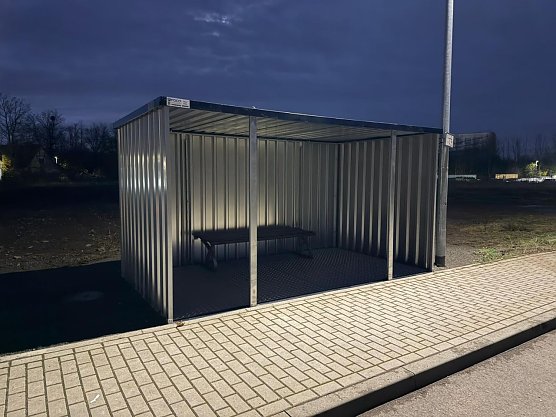 Endlich ein Dach &uuml;ber dem Kopf - f&uuml;r die Kinder der Grundschule Niedersalza wurde ein Bushaltestellenh&auml;uschen errichtet (Foto: Ronny Sch&auml;fer)