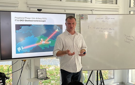  Prof. Dr.-Ing. Thomas H&uuml;hn beim Anwenderworkshop zur Quantenschl&uuml;sselverteilung (QKD) im HIKE-Lab der Hochschule Nordhausen (Foto: Hochschule Nordhausen)