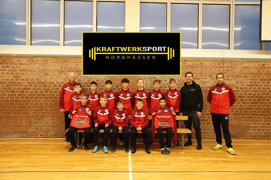 Dank dem "Kraftwerk" gab es jetzt neue Anz&uuml;ge f&uuml;r die D-Jugend (Foto: FSG 99 Salza)