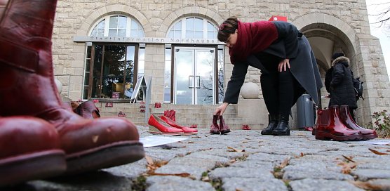 Aktion "Rote Schuhe" vor dem Nordh&auml;user Rathaus (Foto: agl)