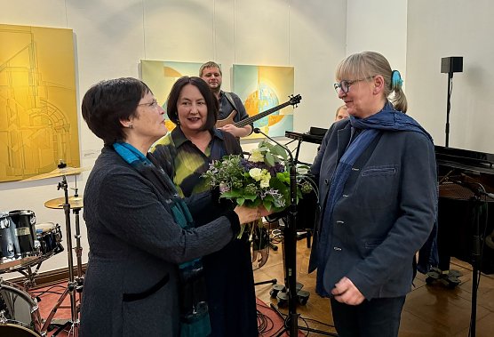 Gl&uuml;ckw&uuml;nsche f&uuml;r Ute Zyrus-Gonska (rechts im Bild) (Foto: Stadtverwaltung Nordhausen)