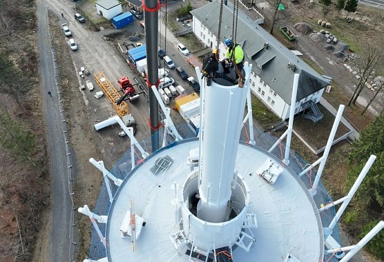 In luftiger H&ouml;he wird der Besenstiel montiert. (Foto: Landkreis Nordhausen)