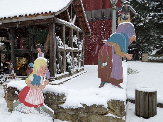 Weihnachtsmarkt in Großbodungen mit der Knusperhexe (Foto: Sabine Jäckel) Weihnachtsmarkt in Großbodungen mit der Knusperhexe (Foto: Sabine Jäckel)