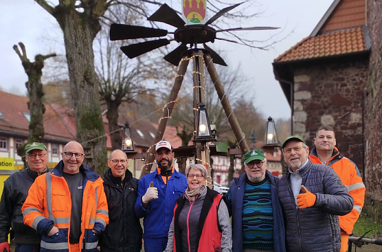 Der "Adventszauber" kann kommen, auch die Weihnachtspyramide steht in Neustadt jetzt (Foto: Peter Sieckel)