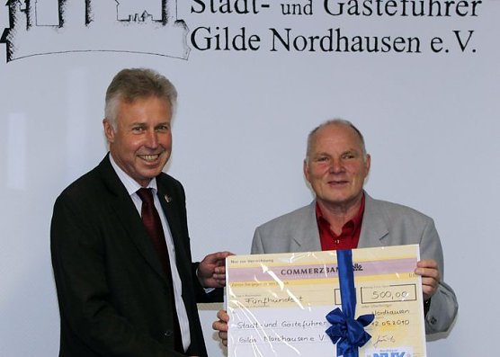 Spende an Gilde &uuml;bergeben (Foto: J. Piper)