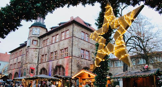 Am Nachmittag wurde auf dem Rathausplatz der Weihnachtsmarkt eröffnet (Foto: agl) Am Nachmittag wurde auf dem Rathausplatz der Weihnachtsmarkt eröffnet (Foto: agl)