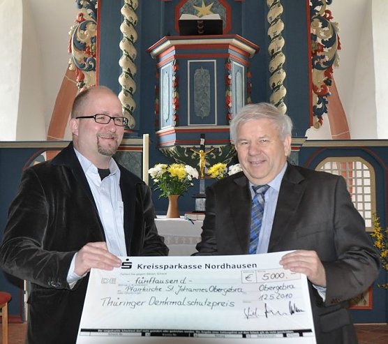 Übergeben (Foto: KSK) Übergeben (Foto: KSK)