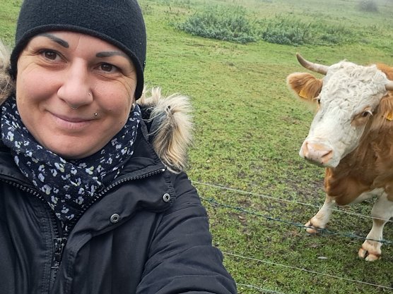 Momentaufnahme: Die neugierige Kuh mit Frau (Foto: Brina Zorn) Momentaufnahme: Die neugierige Kuh mit Frau (Foto: Brina Zorn)