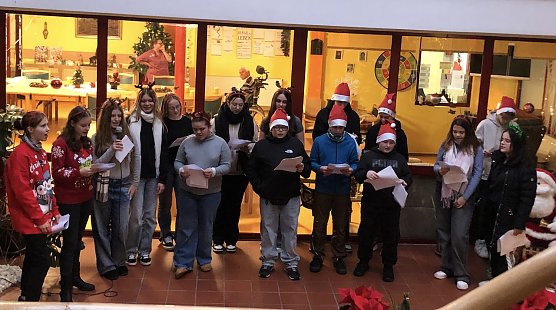 Sch&uuml;ler der Lessingschule im Seniorenheim (Foto: B.Gassmann)