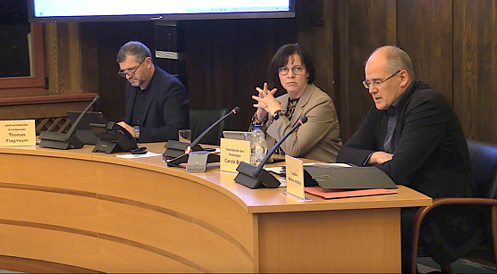 Thomas Flagmeyer und Carola B&ouml;ck im Pr&auml;sidium lauschen den Ausf&uuml;hrungen des Landrats Matthias Jendricke (Foto: oas)