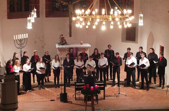 Der Jugend- und Kammerchor in der Blasii-Kirche (Foto: Thomas Hofereiter)