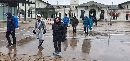 Start bei Regen am Nordhäuser Bahnhof (Foto: Bodo Schwarzberg) Start bei Regen am Nordhäuser Bahnhof (Foto: Bodo Schwarzberg)