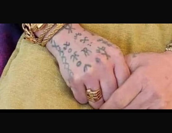 Um ihr Alphabet zu erhalten haben die Jesiden unter anderem T&auml;towierung genutzt (Foto: privat)