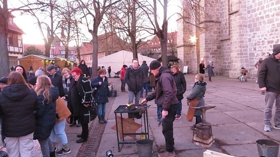 Handwerk auf dem Blasii-Kirchplatz zur Vorweihnachtszeit (Foto: Frank Tuschy)
