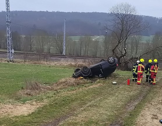Schwerer Verkehrsunfall zwischen Bernterode und Wülfingerode (Foto: Feuerwehr Bernterode) Schwerer Verkehrsunfall zwischen Bernterode und Wülfingerode (Foto: Feuerwehr Bernterode)