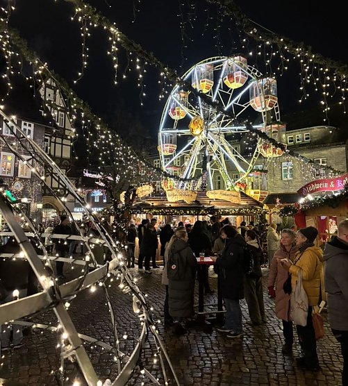 Beleuchtetes Riesenrad auf dem Weihnachtsmarkt in Goslar (Foto: Jürgen Mehne) Beleuchtetes Riesenrad auf dem Weihnachtsmarkt in Goslar (Foto: Jürgen Mehne)