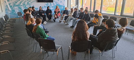 Die 9a zu Gast im Landtag (Foto: Petersbergschule Nordhausen) Die 9a zu Gast im Landtag (Foto: Petersbergschule Nordhausen)