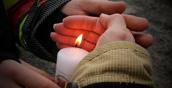 Das Friedenslicht wurde heute auf dem August-Bebel-Platz weitergegeben (Foto: agl) Das Friedenslicht wurde heute auf dem August-Bebel-Platz weitergegeben (Foto: agl)