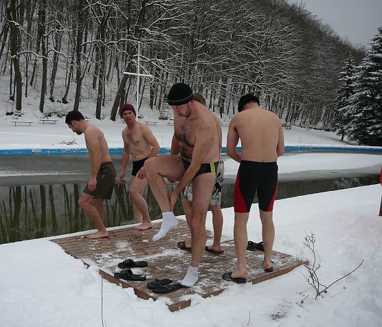 Anbaden in Neustadt (Foto: Förderverein Waldbad Neustadt) Anbaden in Neustadt (Foto: Förderverein Waldbad Neustadt)