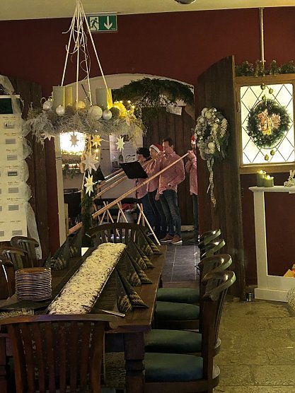 Die S&uuml;dharzer Alphornbl&auml;ser spielen unter freiem Himmel auf dem Hof der Traditionsbrennerei (Foto: Thomas M&uuml;ller)