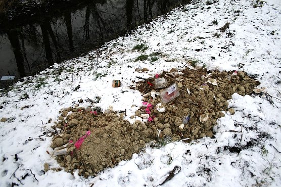 Verklappter M&uuml;ll an der Helme (Foto: Ulrich Reinboth)