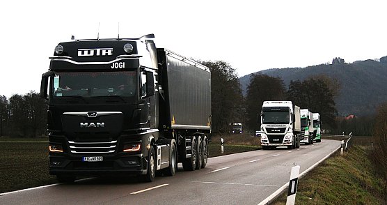 Die Ernte wurde mit mehreren Lkw abgefahren (Foto: Ulrich Reinboth) Die Ernte wurde mit mehreren Lkw abgefahren (Foto: Ulrich Reinboth)
