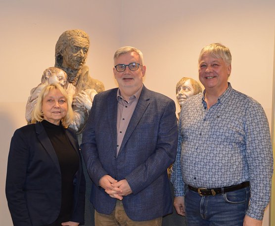 v.l.: die Vorsitzende des F&ouml;rdervereins Angela Hoffmann, der Beigeordnete Stefan N&uuml;&szlig;le, Schulleiter J&ouml;rg Lorenz (Foto: Madleen K&ouml;the)