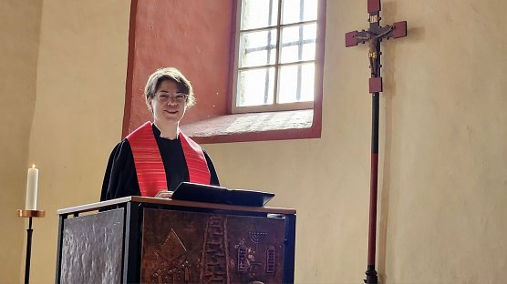 Pfarrerin Juliane Themel hier zu Hause in D&ouml;rna im Kirchenkreis M&uuml;hlhausen - sie wird beispielsweise am Sonntag in Mackenrode im Kirchenkreis S&uuml;dharz predigen/Kirchenkreis M&uuml;hlhausen, Regina Englert (Foto: Evangelischer Kirchenkreis S&uuml;dharz)