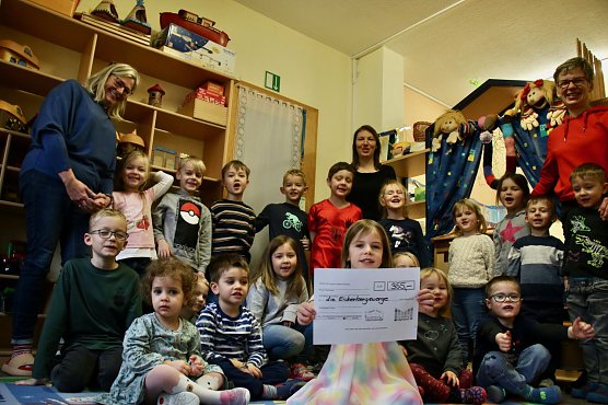 Gro&szlig;e Freude bei den Kleinen: f&uuml;r die Eichenbergzwerge in Petersdorf gab es heute eine Spende von Nadine Zimprich (Foto: agl)