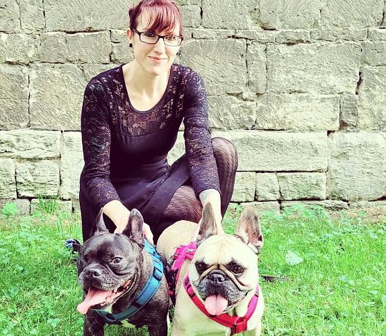 Denise Gunkel bestattet Tier in Nordhausen (Foto: nnz)